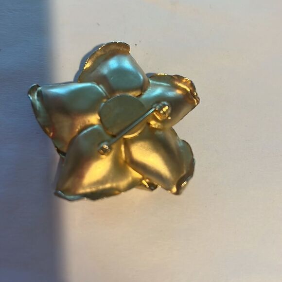 Beautiful Gold Flower Pin Brooch - Flower Gold - Pin in Back - Like New - Picture 4 of 4